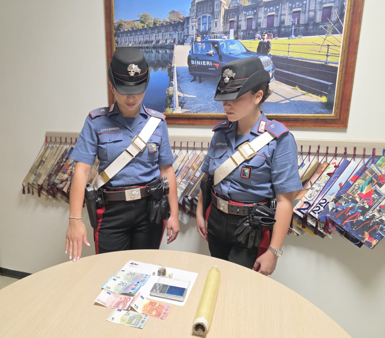 Addosso aveva droga, contanti e bilancino: arrestato spacciatore in centro