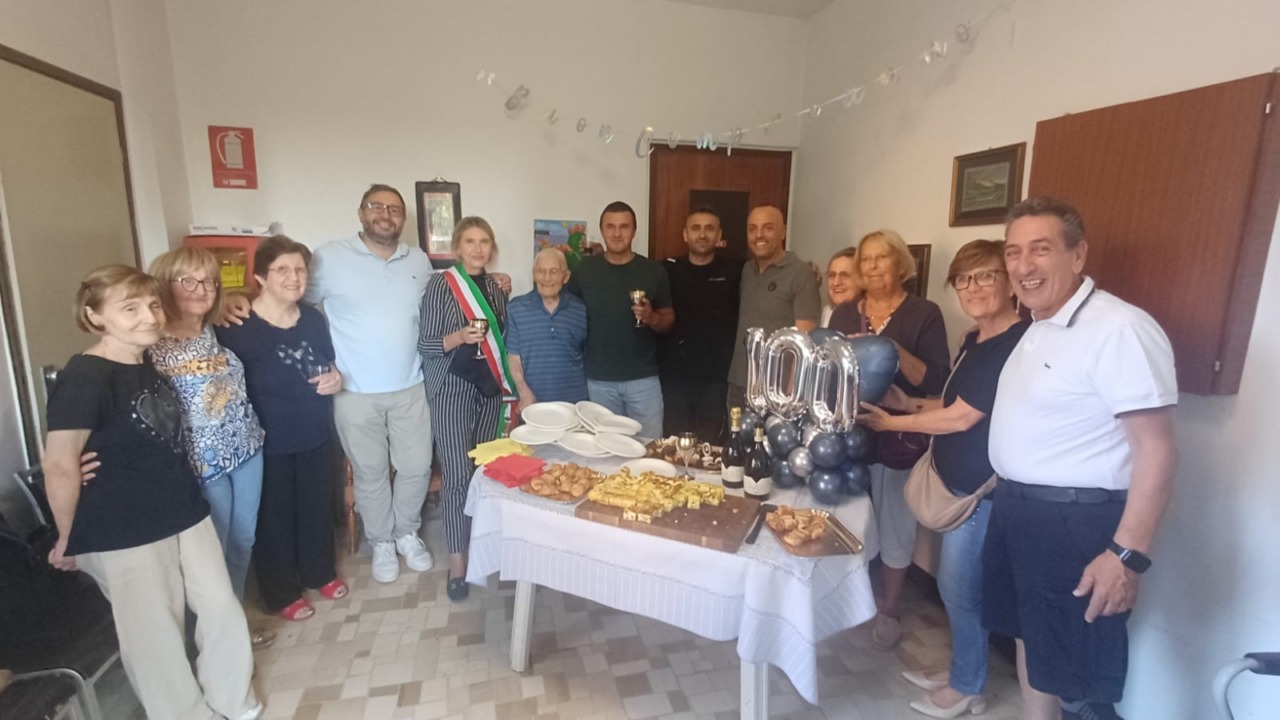 Compie 100 anni e i vicini di casa gli fanno una festa a sorpresa