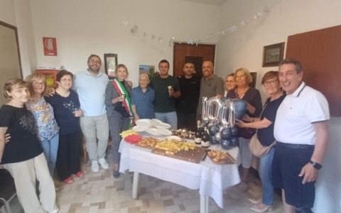 Compie 100 anni e i vicini di casa gli fanno una festa a sorpresa