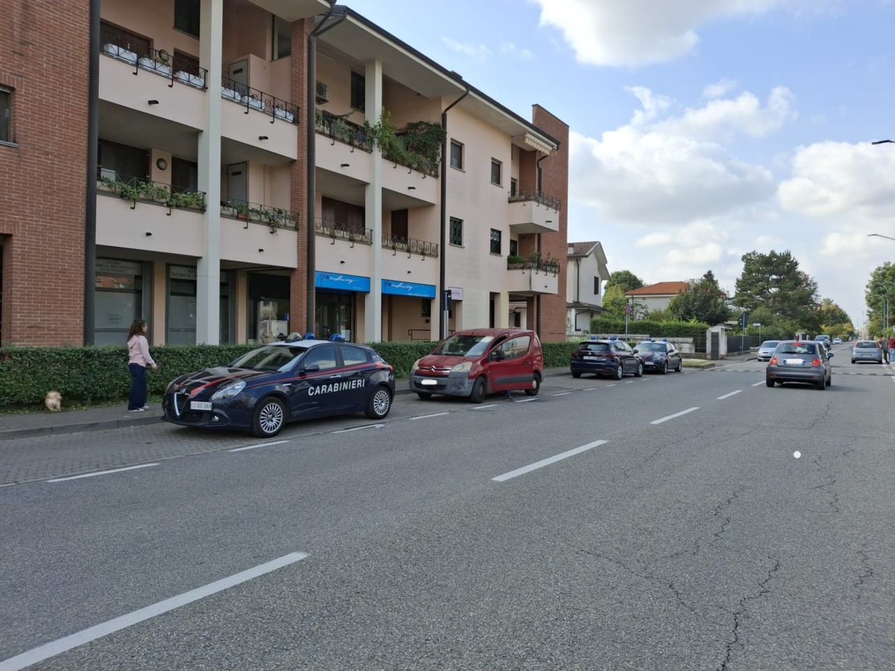 Blitz in forze dei Carabinieri: tre pattuglie e unità cinofila in azione