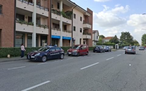 Blitz in forze dei Carabinieri: tre pattuglie e unità cinofila in azione