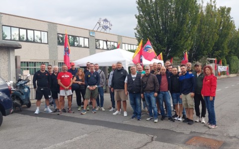 La Mapal propone sette mesi di stipendio a chi lascia, i lavoratori ampliano la protesta