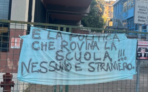 Sui cancelli compare uno striscione: “Fuori la politica dalla scuola”