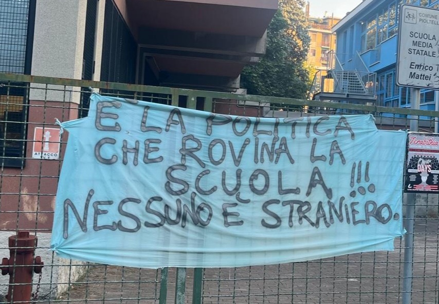 Sui cancelli compare uno striscione: “Fuori la politica dalla scuola”