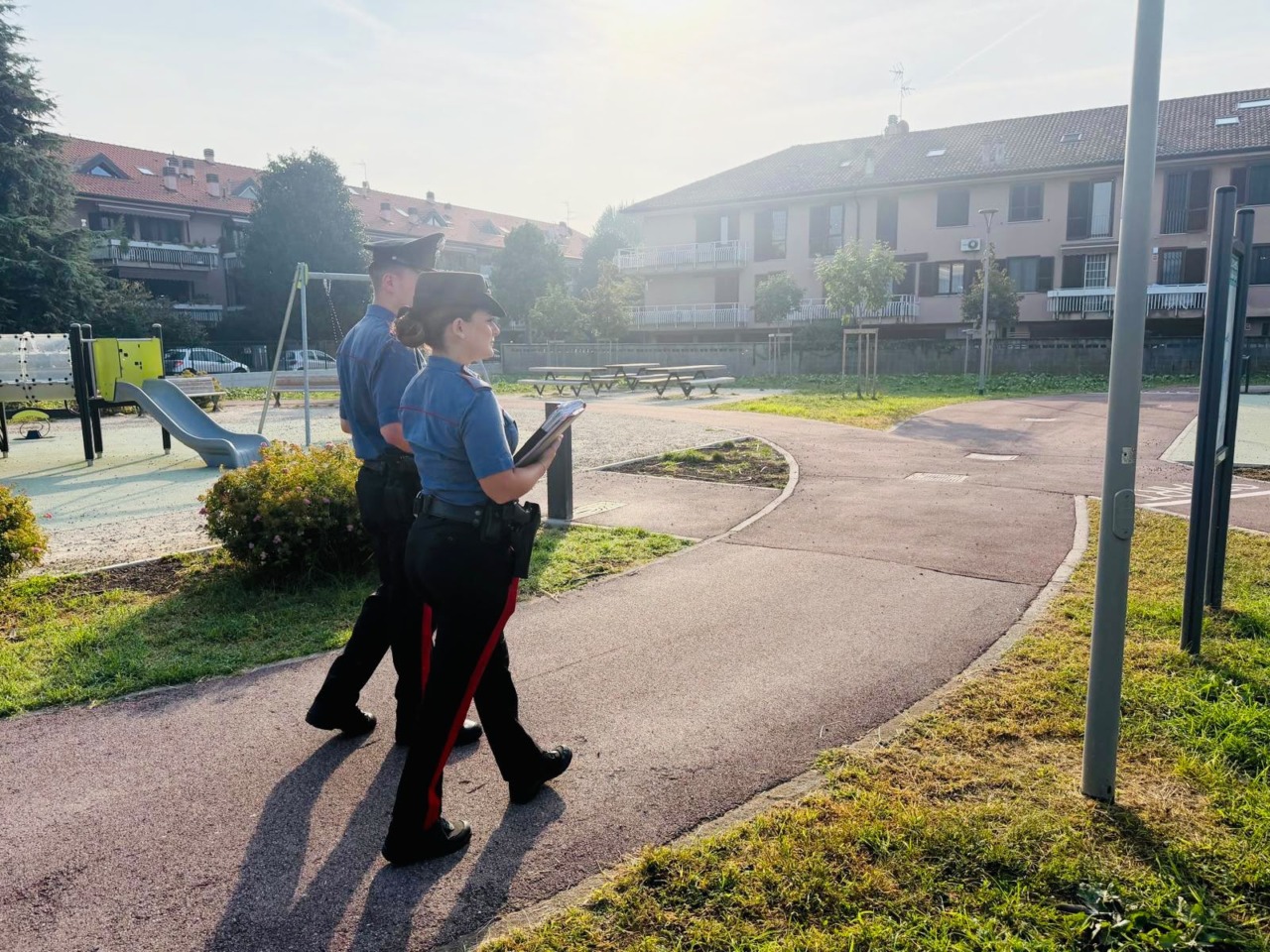 Segue una giovane con un bambino e la molesta: 23enne arrestato per violenza sessuale