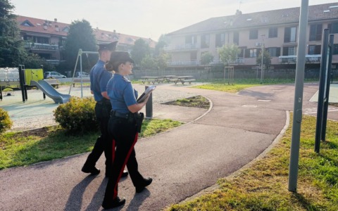 Segue una giovane con un bambino e la molesta: 23enne arrestato per violenza sessuale