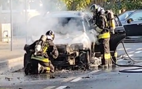 Auto a Gpl prende fuoco, il conducente scende appena in tempo