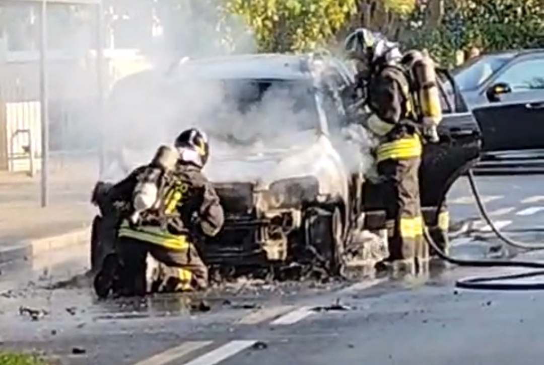 Auto a Gpl prende fuoco, il conducente scende appena in tempo