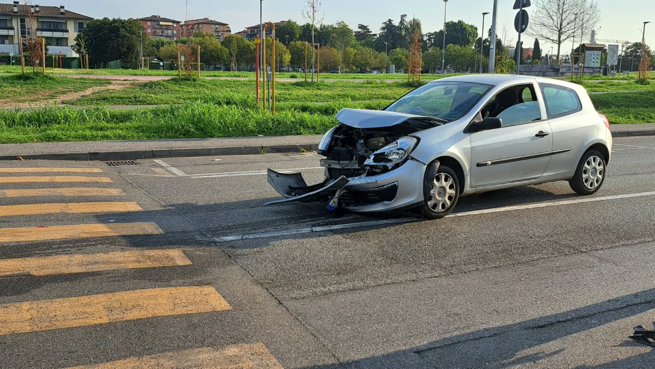 Violento tamponamento vicino al Comune: due feriti in ospedale