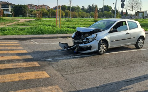 Violento tamponamento vicino al Comune: due feriti in ospedale