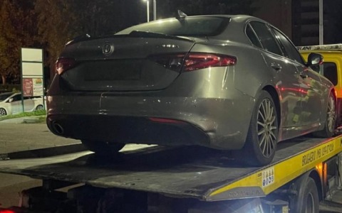 Modifica la targa dell’auto con un pennarello: scattano denuncia e sequestro