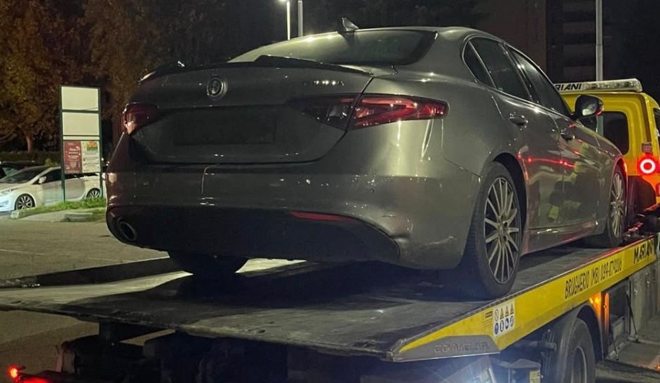 Modifica la targa dell’auto con un pennarello: scattano denuncia e sequestro