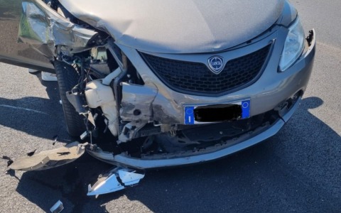Schianto tra due auto in via Porta: 21enne finisce all’ospedale