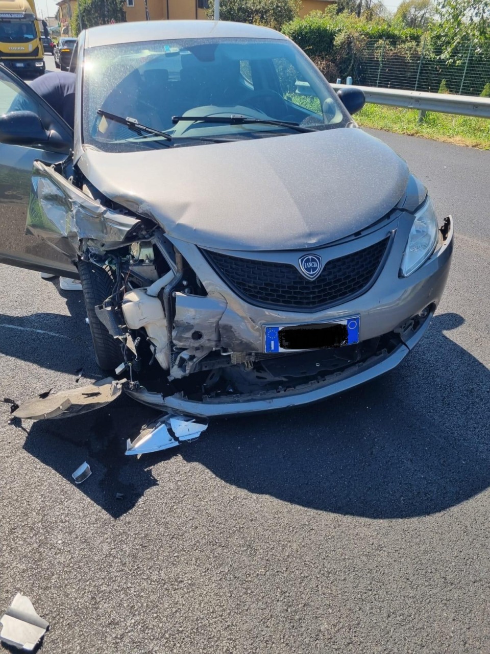 Schianto tra due auto in via Porta: 21enne finisce all’ospedale