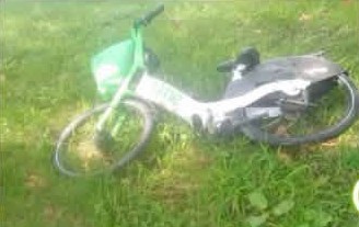 Caos bici e monopattini a noleggio abbandonati ovunque: “Qualcosa non va”