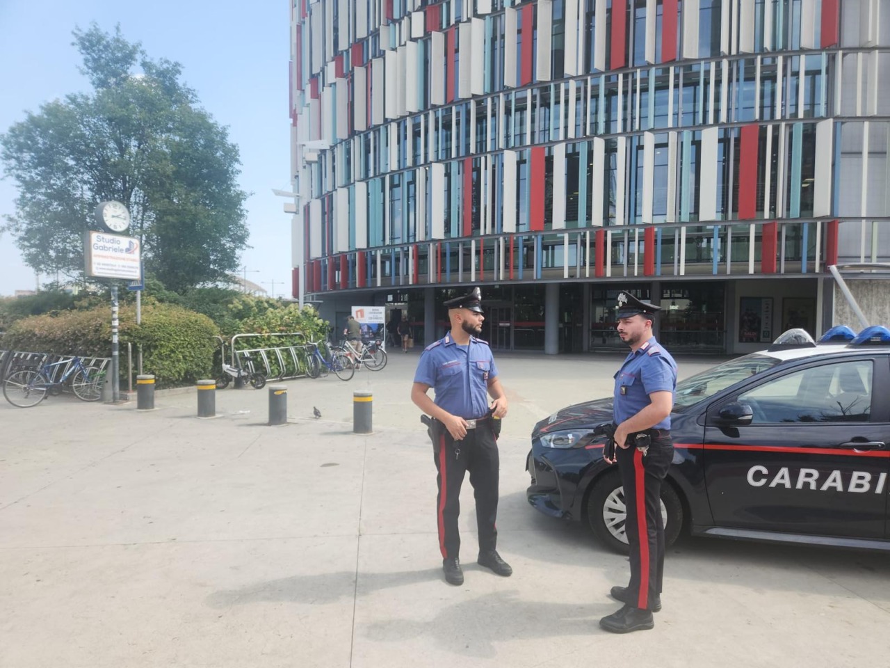 Rapinatore di vestiti aggredisce i Carabinieri durante la fuga: arrestato