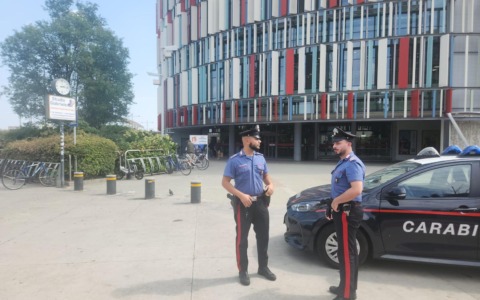 Rapinatore di vestiti aggredisce i Carabinieri durante la fuga: arrestato