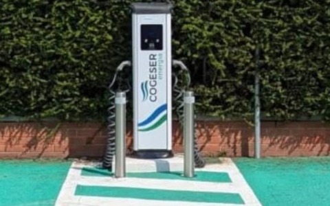Taglio del nastro per la colonnina di ricarica elettrica