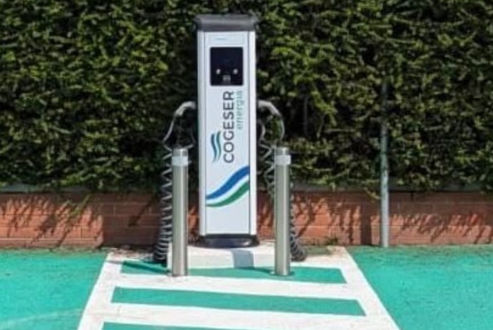 Taglio del nastro per la colonnina di ricarica elettrica