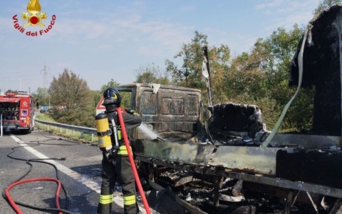 Camion postale prende fuoco: tutto distrutto (pacchi compresi)