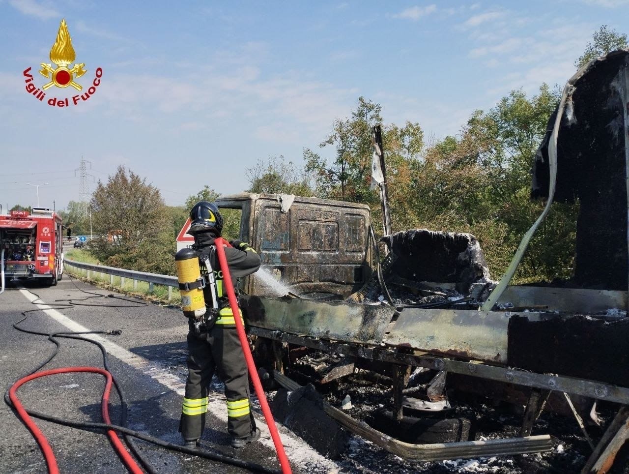 Camion postale prende fuoco: tutto distrutto (pacchi compresi)