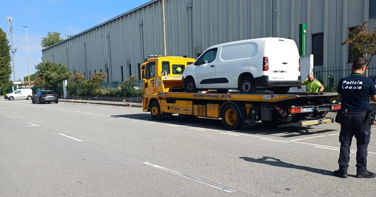 In giro su un furgone in leasing e mai riconsegnato: denunciato il conducente