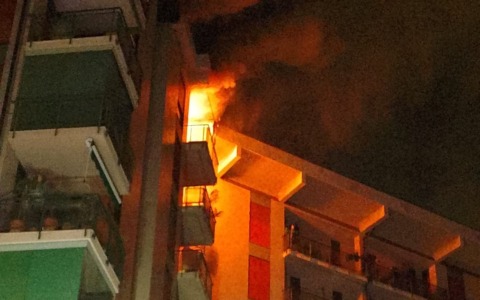 Grosso incendio all’ultimo piano di un palazzo: mobilitazione dei Vigili del fuoco
