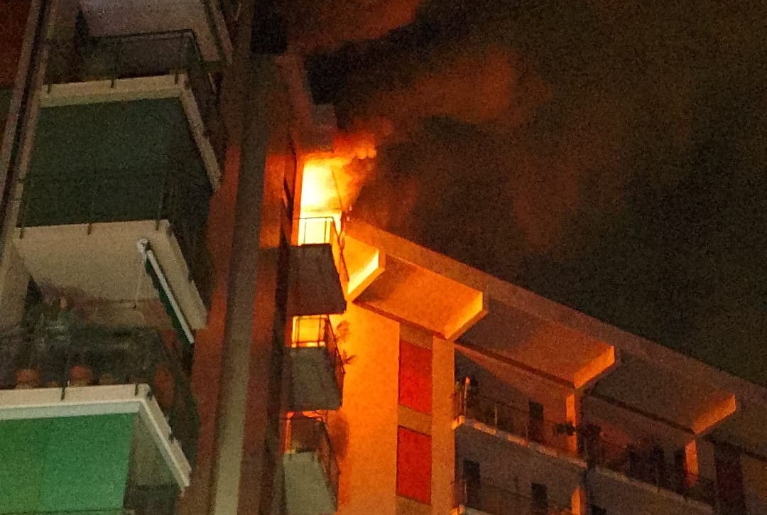 Grosso incendio all’ultimo piano di un palazzo: mobilitazione dei Vigili del fuoco