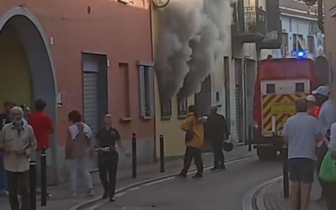 Incendio in una corte: 56enne ustionato trasportato in codice rosso al Niguarda