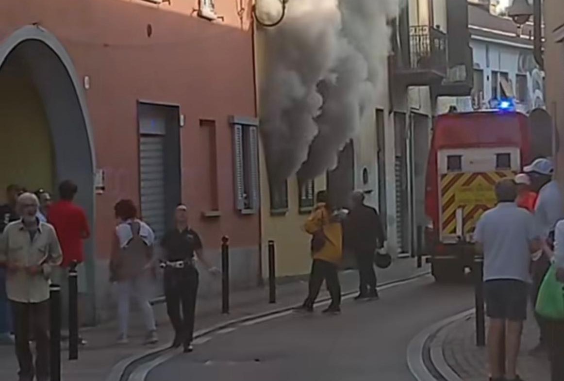 Incendio in una corte: 56enne ustionato trasportato in codice rosso al Niguarda