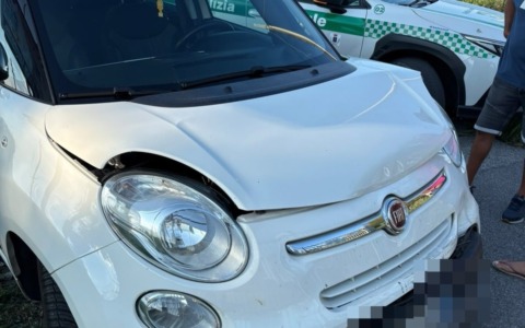 Senza patente provoca un incidente con tre auto: scattano multe per 5.600 euro