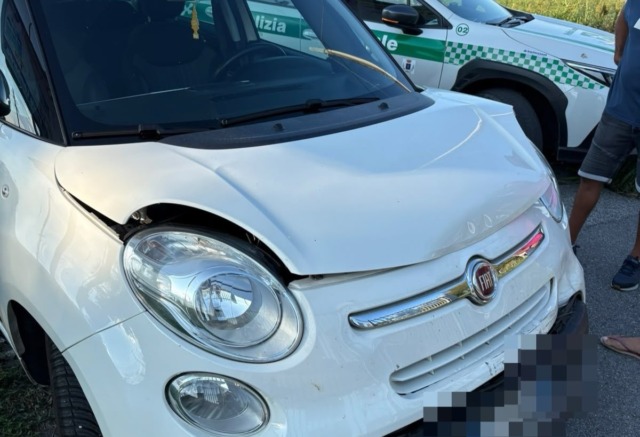Senza patente provoca un incidente con tre auto: scattano multe per 5.600 euro