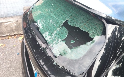 Tampona un Suv che frena per far passare i pedoni: motociclista ferito e multato perché non ha la patente giusta