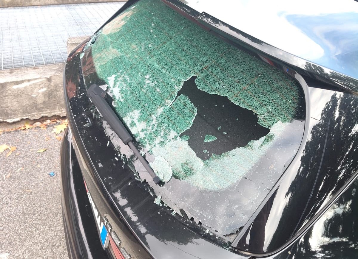 Tampona un Suv che frena per far passare i pedoni: motociclista ferito e multato perché non ha la patente giusta