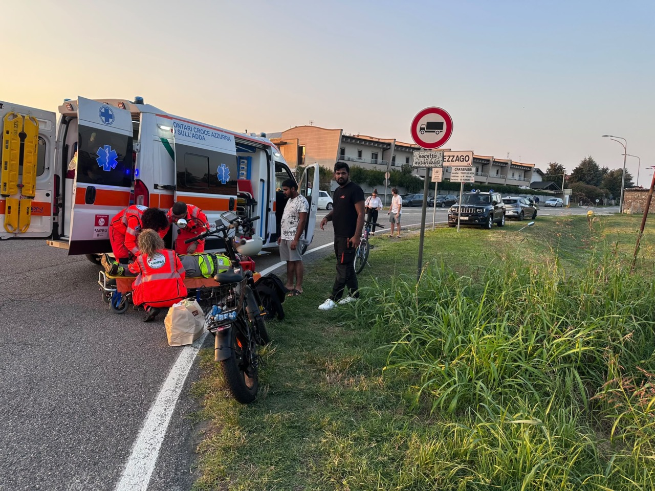 Non riesce a frenare in tempo per colpa della scarpa e investe un ciclista: automobilista multata