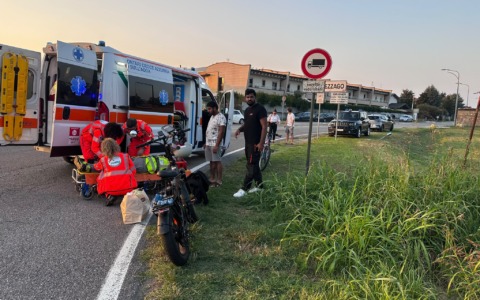 Non riesce a frenare in tempo per colpa della scarpa e investe un ciclista: automobilista multata