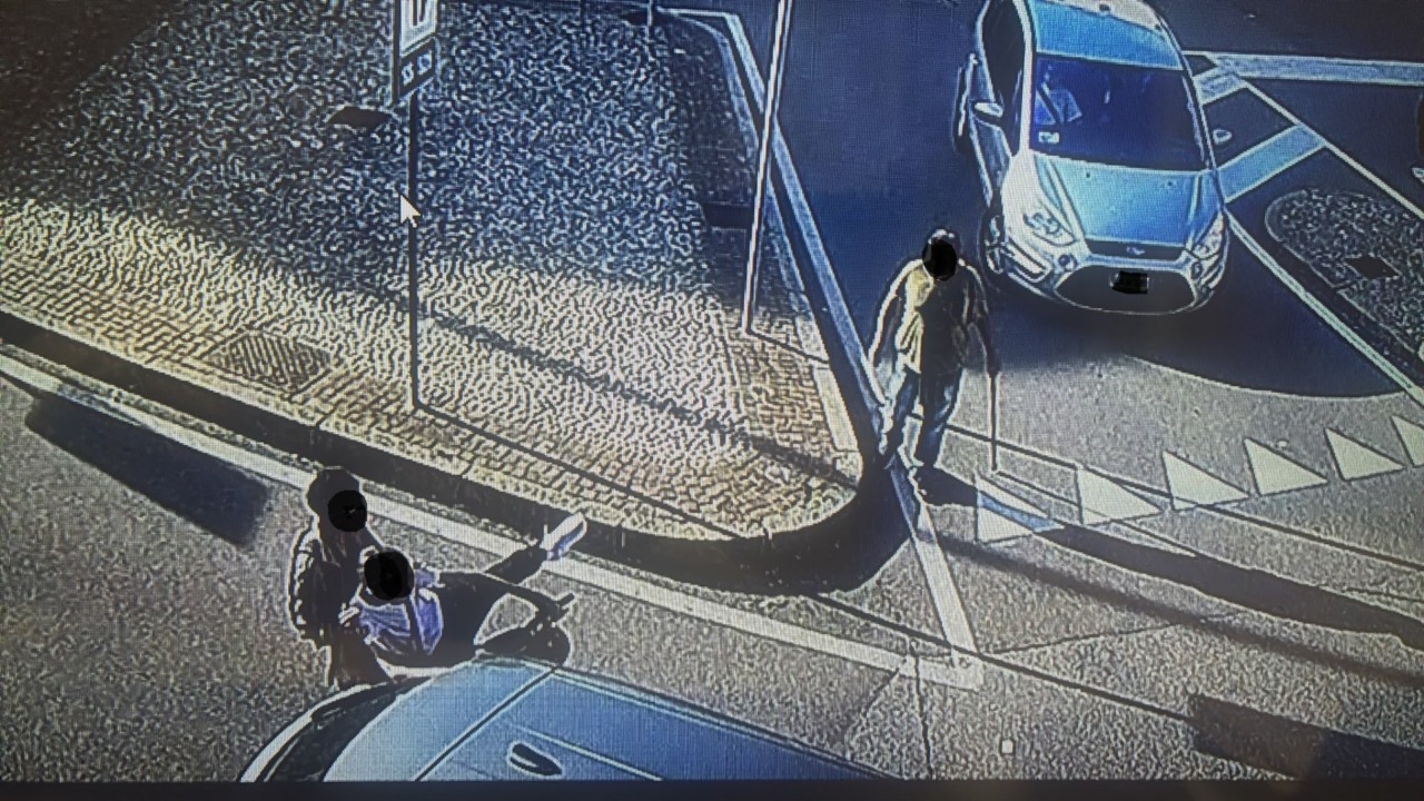 Con il monopattino tampona un’auto e viene sanzionato dagli agenti della Polizia Locale