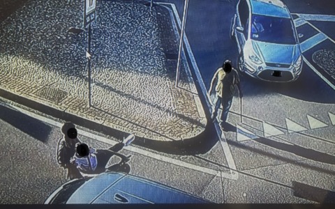 Con il monopattino tampona un’auto e viene sanzionato dagli agenti della Polizia Locale
