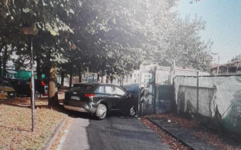 Perde il controllo del veicolo e si schianta contro il muro del parcheggio