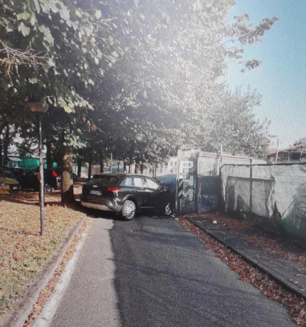 Perde il controllo del veicolo e si schianta contro il muro del parcheggio