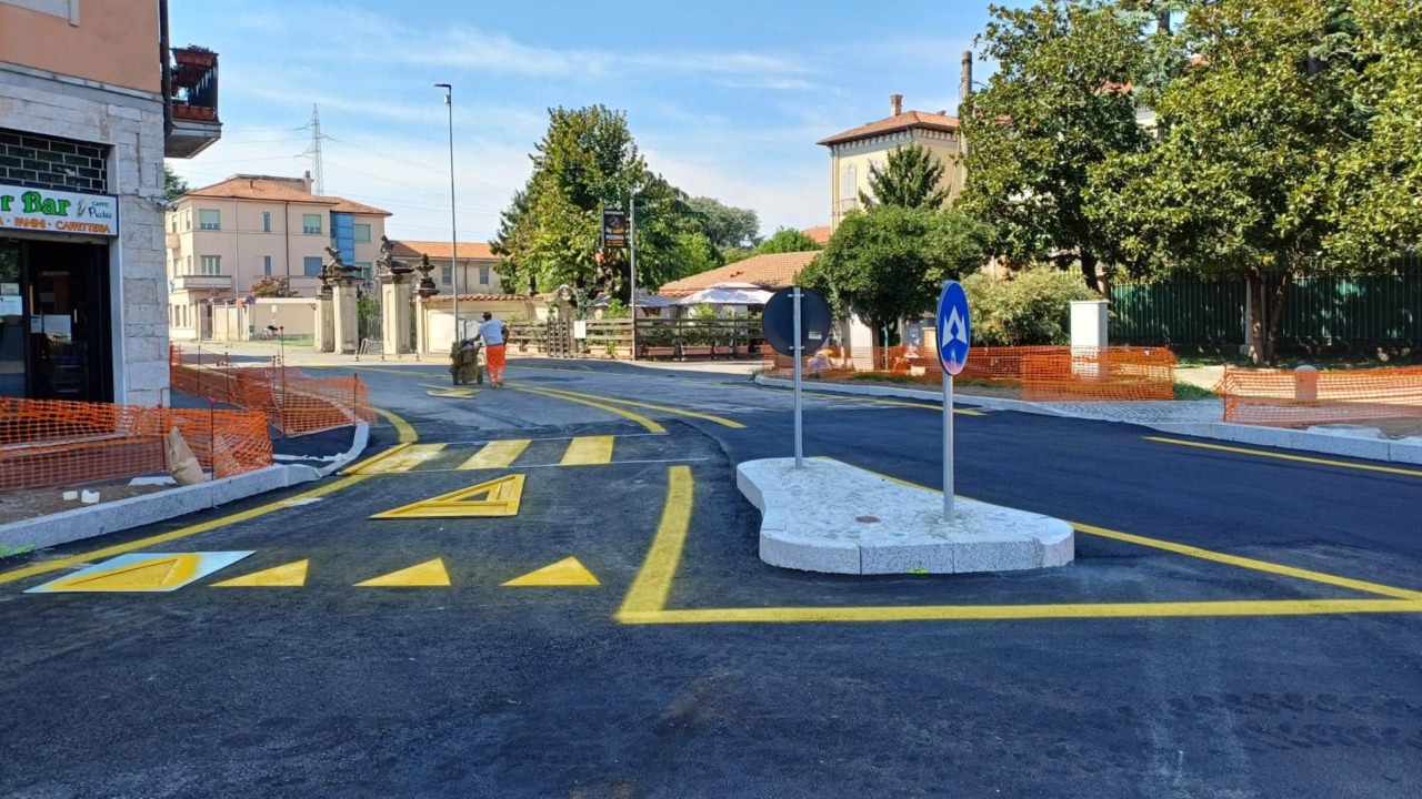 Cantiere per le rotonde: riaperto l’incrocio tra viale Lombardia e via San Maurizio
