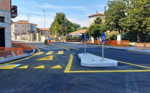 Cantiere per le rotonde: riaperto l’incrocio tra viale Lombardia e via San Maurizio