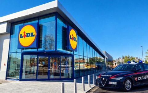 Rubano 2.500 euro di merce tra tonno e caffè, ma fanno un incidente nel parcheggio: arrestati