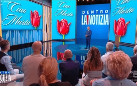 I funerali della 27enne morta precipitando dagli studi Mediaset: “Ti ricordiamo con un fiore, delicato come te”