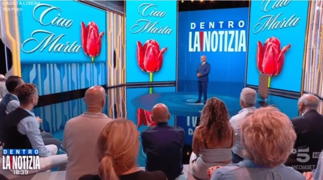 I funerali della 27enne morta precipitando dagli studi Mediaset: “Ti ricordiamo con un fiore, delicato come te”