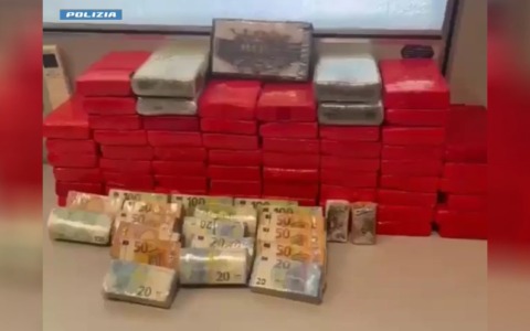 Trovato con 70 chili di droga e 170mila euro: arrestato spacciatore