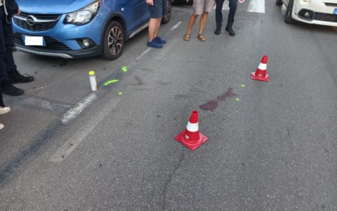 Investe una 55enne con l’auto e scappa: 35enne rintracciata e denunciata dalla Polizia Locale