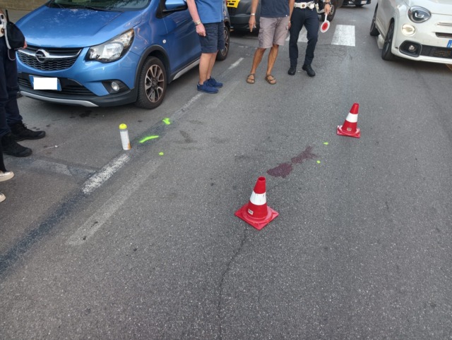 Investe una 55enne con l’auto e scappa: 35enne rintracciata e denunciata dalla Polizia Locale