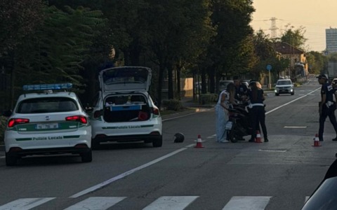 Frena per evitare una macchina e finisce a terra: ferita 47enne in scooter