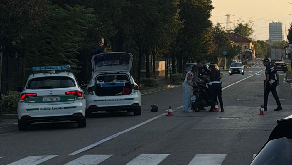 Frena per evitare una macchina e finisce a terra: ferita 47enne in scooter
